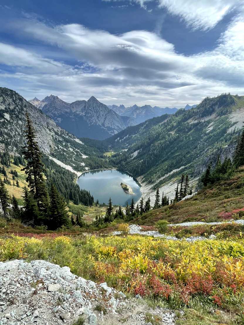 A view of a small lake on the Maple Pass trail